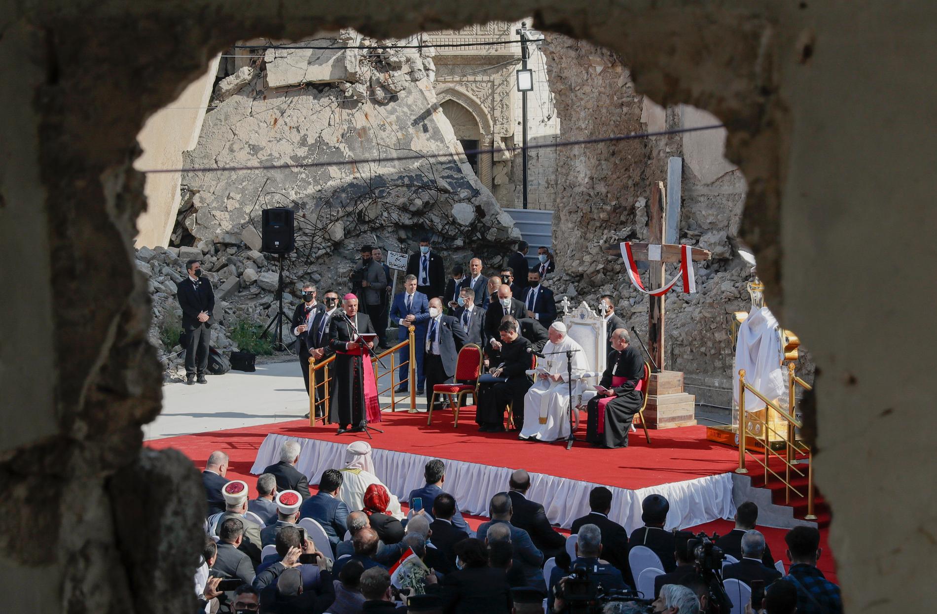 En märkbart rörd Franciskus bad för krigets offer bland Mosuls ruiner.