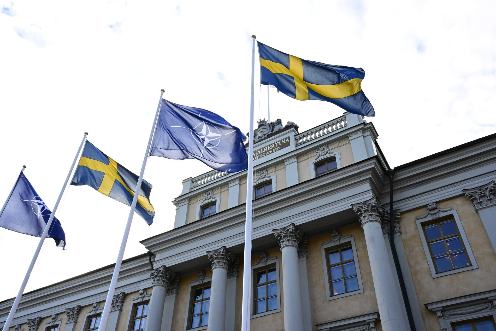Natos flagga mellan två svenska flaggor i samband med en presskonferens på Rosenbad den 24 oktober 2023.