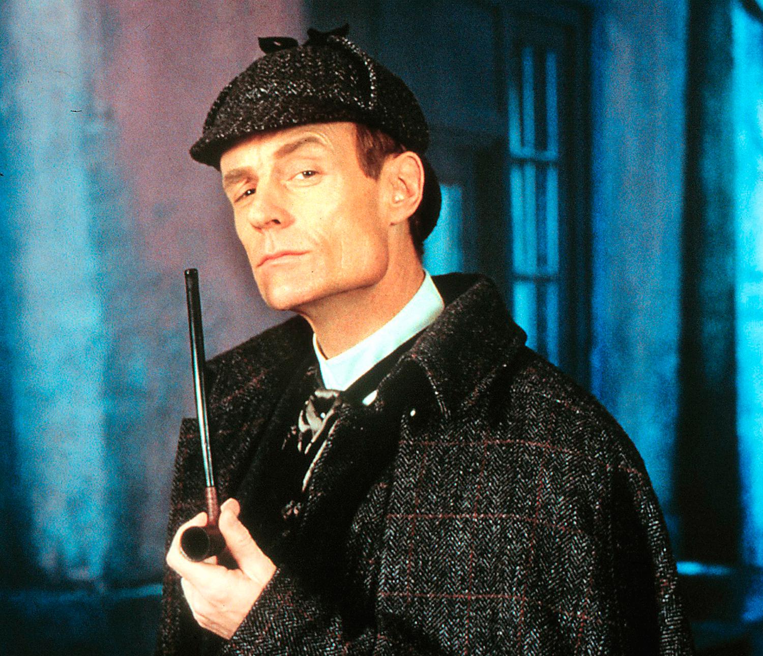 klassisk attribut  I filmen ”De fyras tecken” från 2001 spelas Sherlock Holmes av Matt Frewer. Foto: Hallmark
