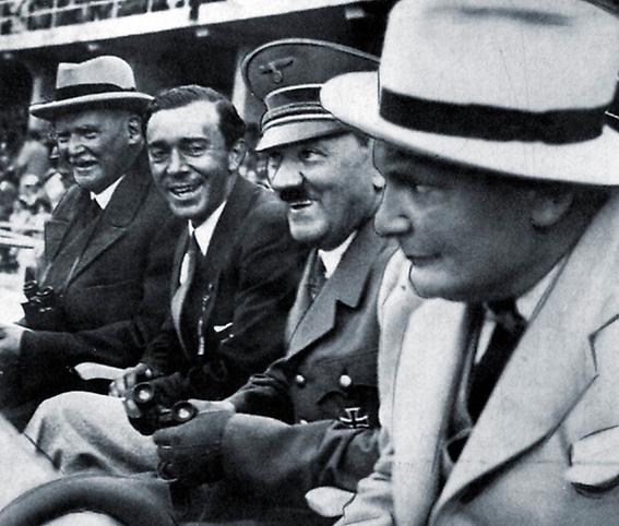 Kungens pappa Gustaf Adolf (tvåa från vänster) roar sig med Hitler och Göring vid OS i Berlin 1936.
