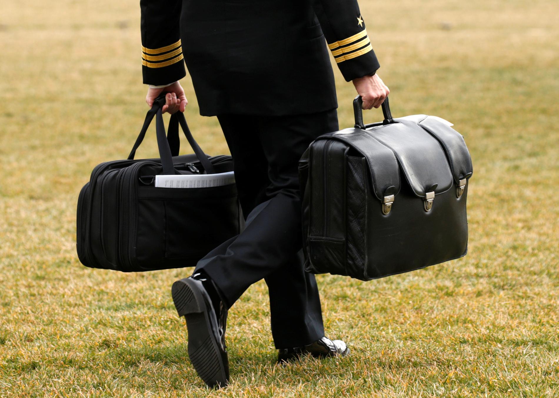 Väskan ”the football” innehåller presidentens kärnvapenkoder. Här bär en soldat väskan till presidentens helikopter Marine One den 3 februari i år. 