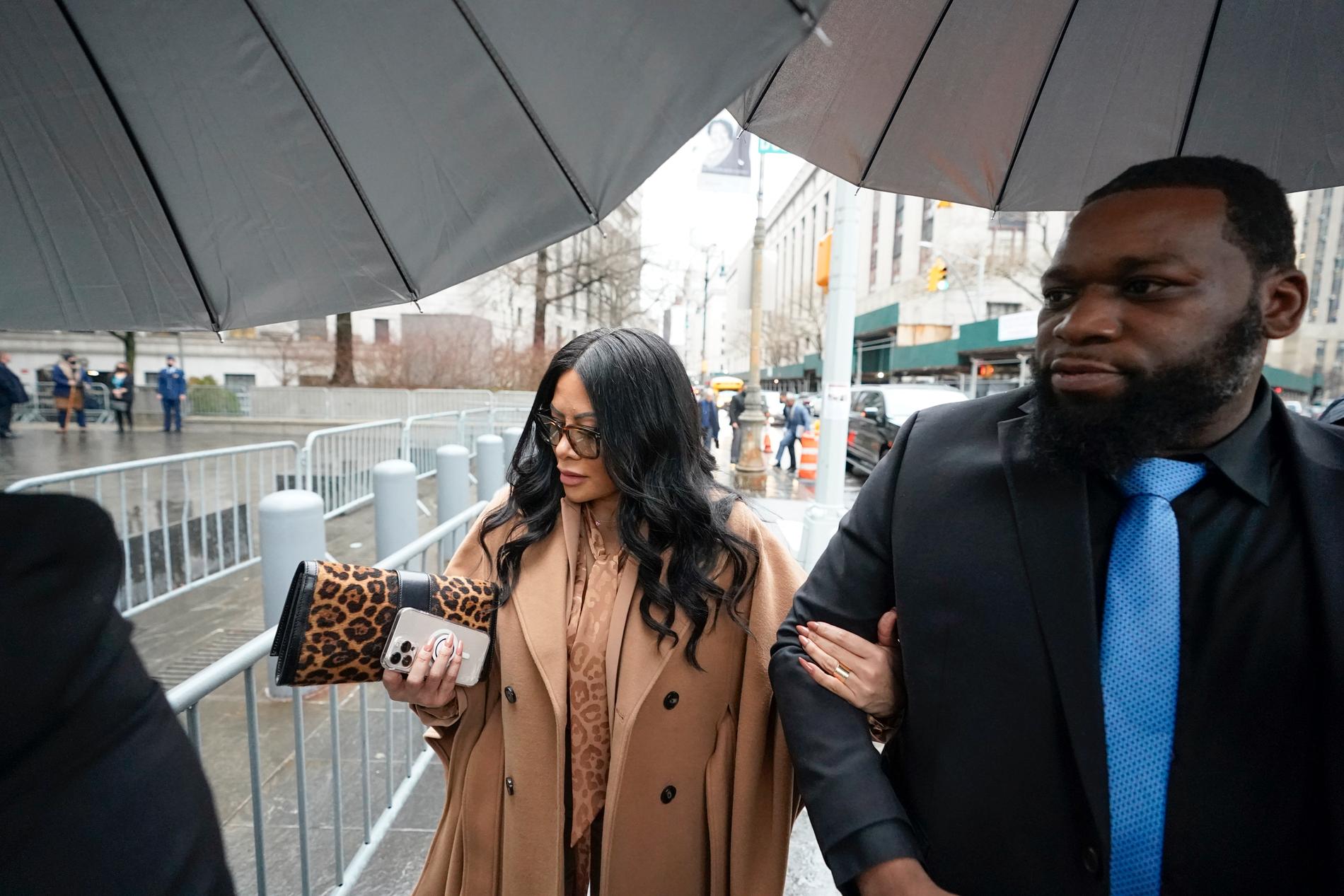 Jen Shah anländer till domstolen i New York där hon fick sitt straff fastställt på fredagen.