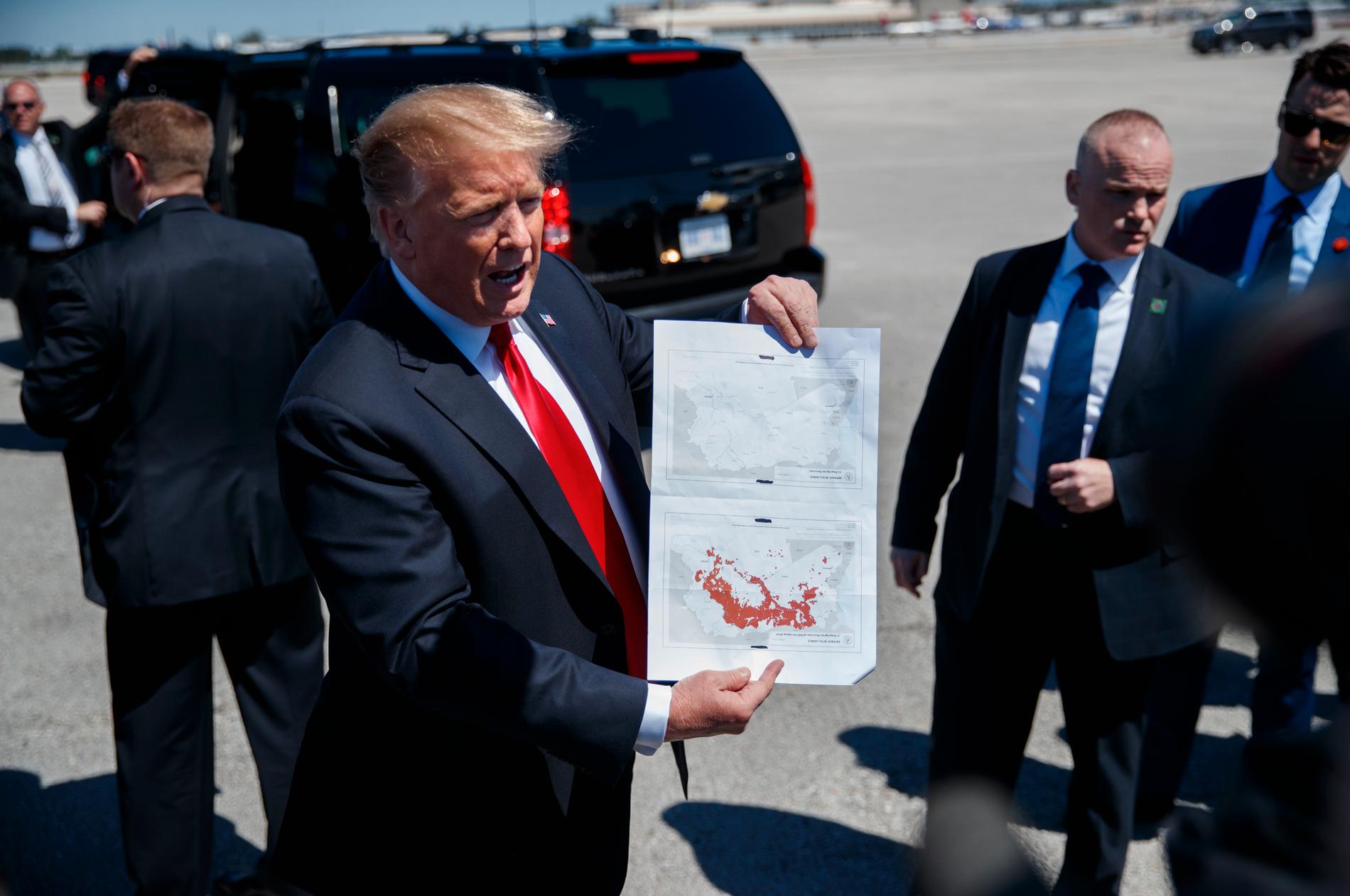 USA:s Donald Trump visar upp två kartor för att illustrera hur IS motats tillbaka.