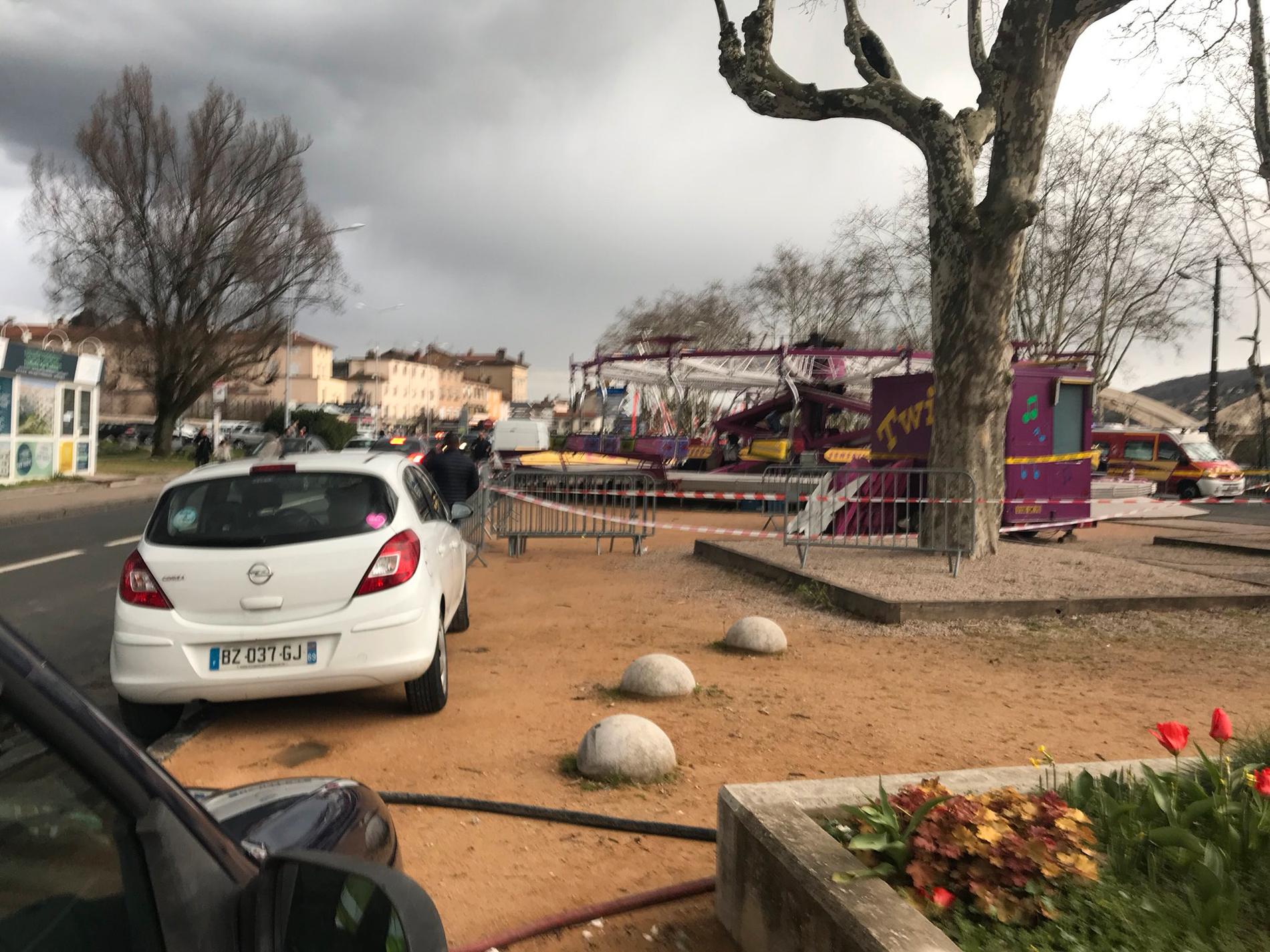 En man dog och ett barn skadades i olyckan i Neuville-sur-Saône norr om Lyon i Frankrike.