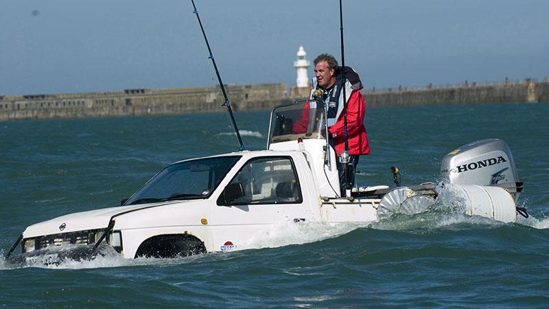 Jeremy Clarkson på sin egenbyggda "båt".