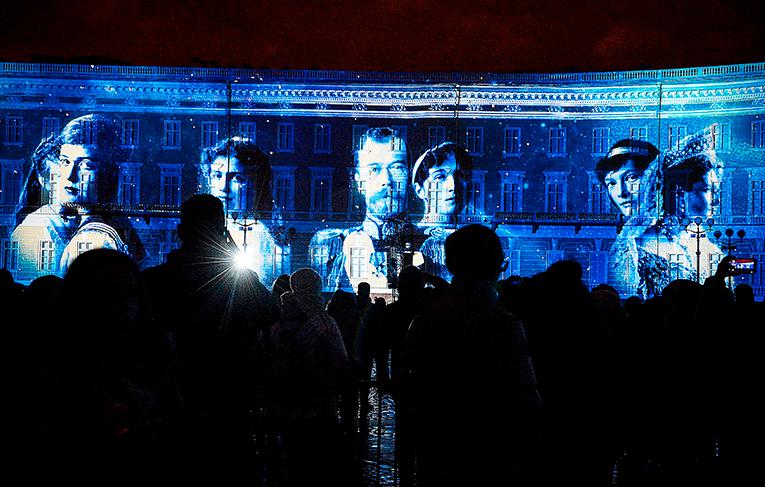 På Moskvatorget i Sankt Petersburg, oktoberrevolutionens epicentrum för hundra år sedan, ­firas Nationella enighetsdagen med utomhusbildspel över Rysslands historia, här tsarfamiljen.