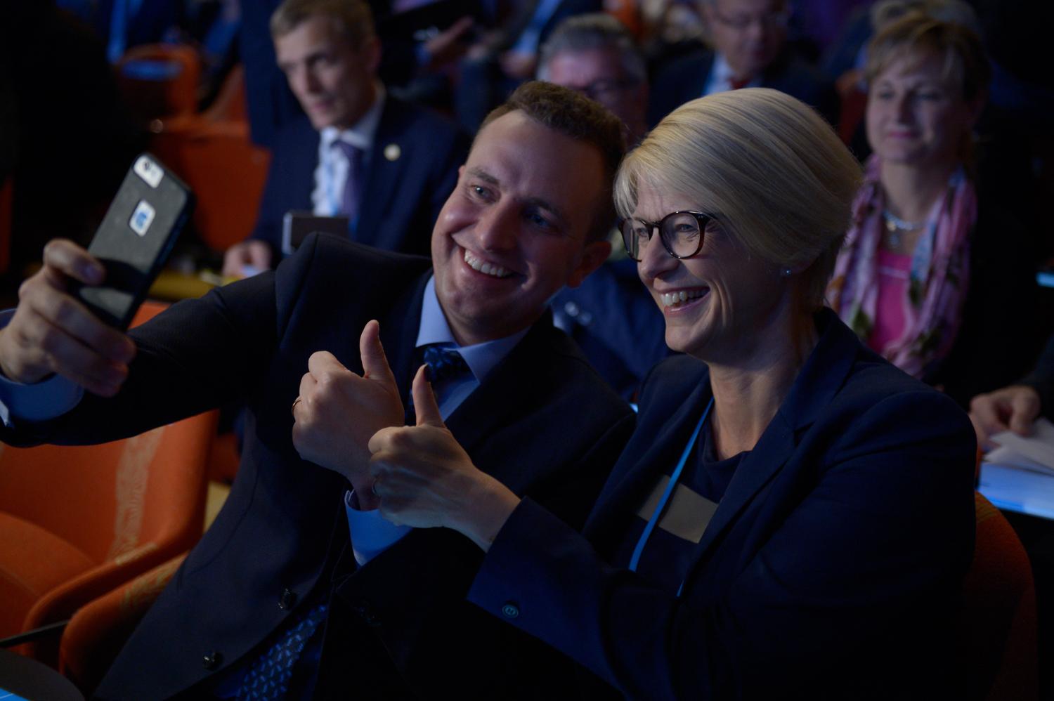 Riksdagsledamöterna Tomas Tobé och Elisabeth Svantesson i selfietagen.
