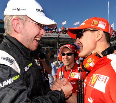 Kompisar från förr Ross Brawn och Michael Schumacher i ett hjärtligt möte under säsongen. Nu planerar de för en framtid tillsammans. FOTO: AP