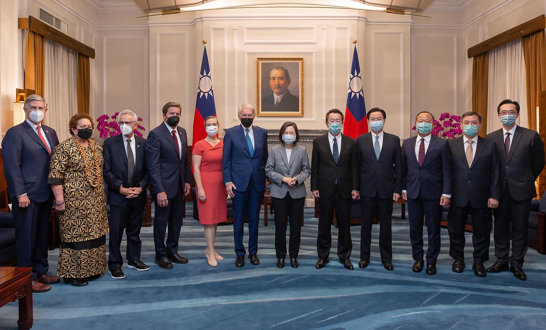 Den amerikanska delegationen tillsammans med Taiwans president Tsai Ing-Wen under mötet på presidentkansliet under måndagen.