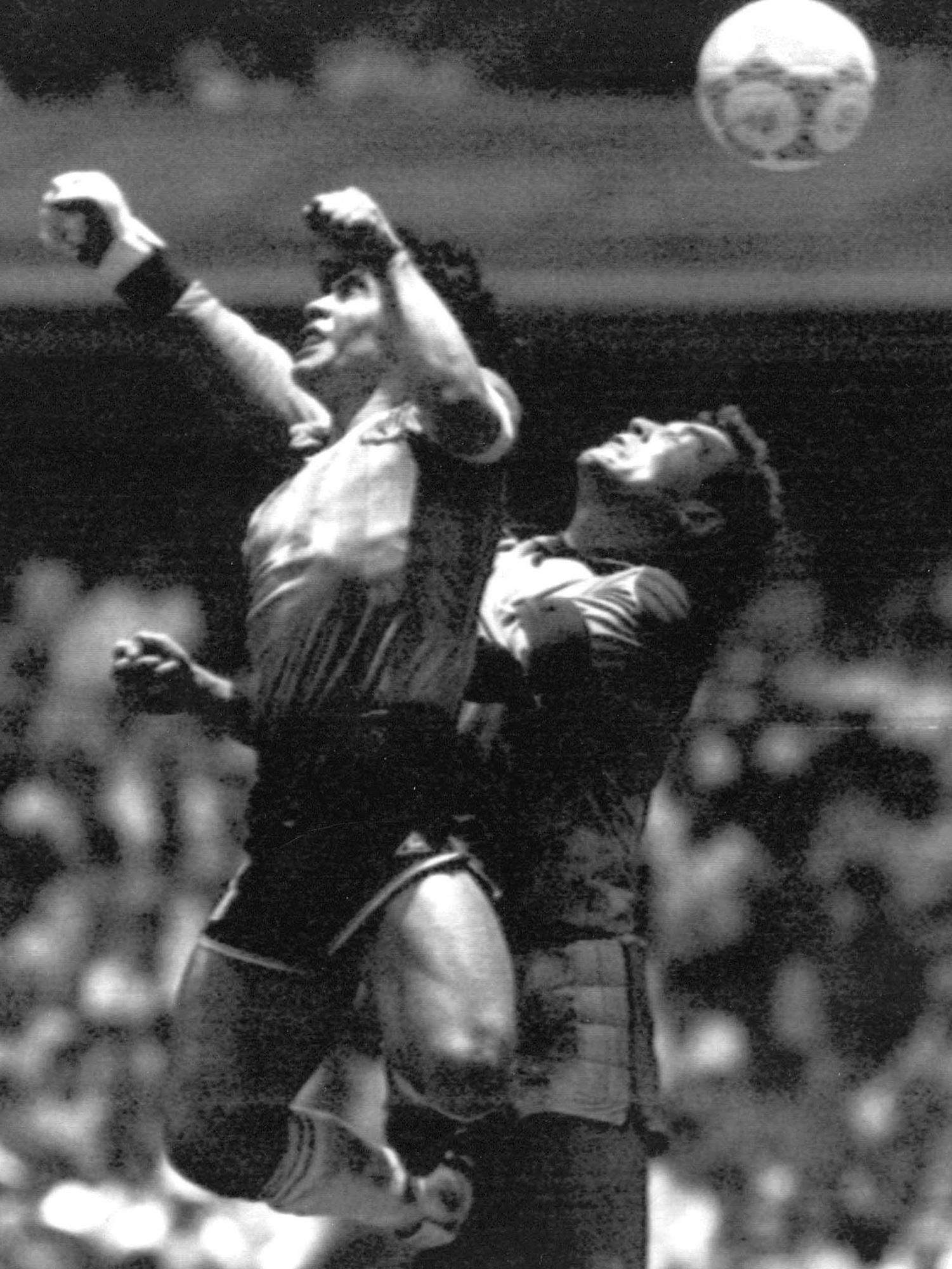 Maradona gör det mytomspunna ”guds hand”-målet mot England i VM 1986. 