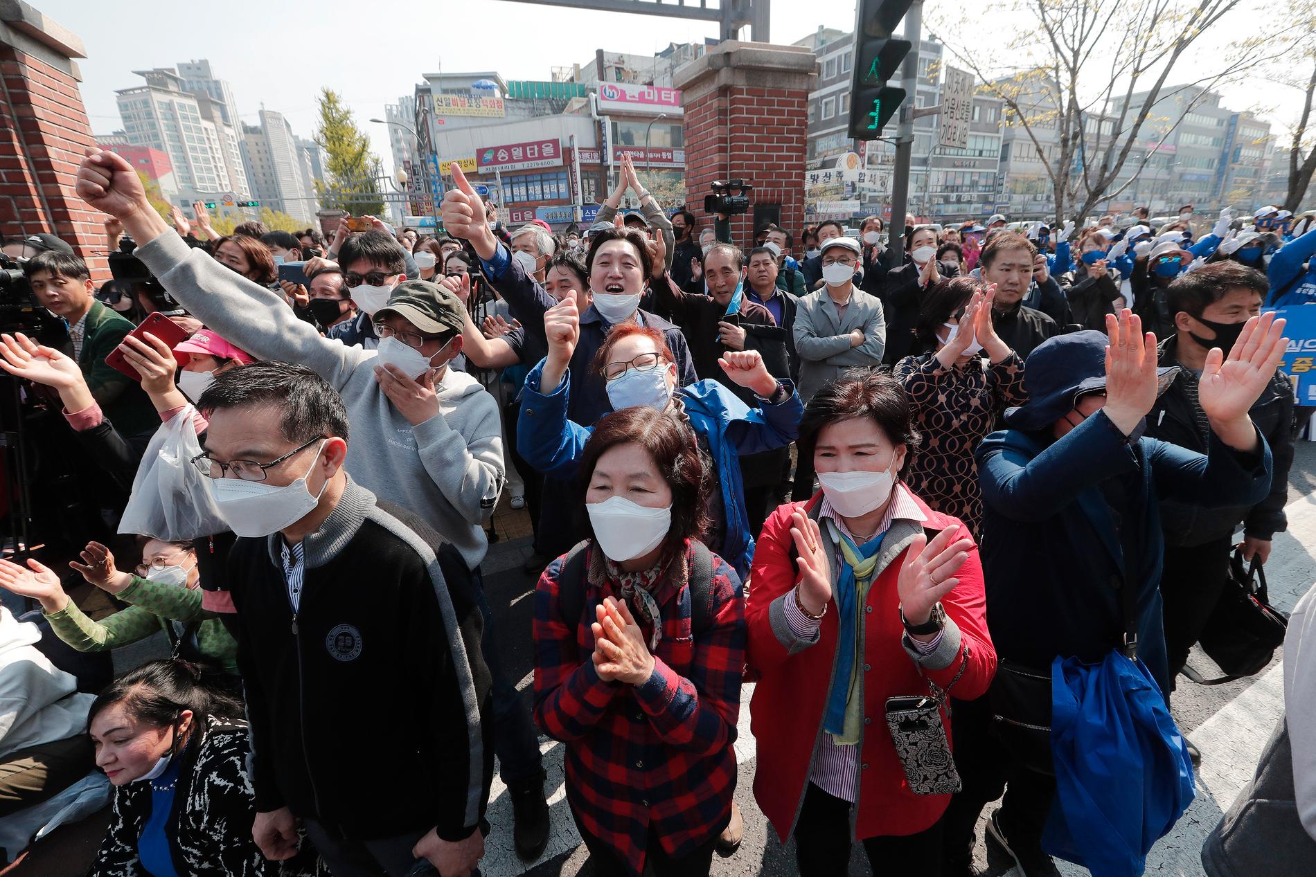 Människor som samlats för att lyssna på Lee Nak-Yon, från regerande Demokratiska partiet, bär munskydd för att minska risken för smittspridning. För första gången ställer i år ett feministiskt parti upp i Sydkoreas parlamentsval.