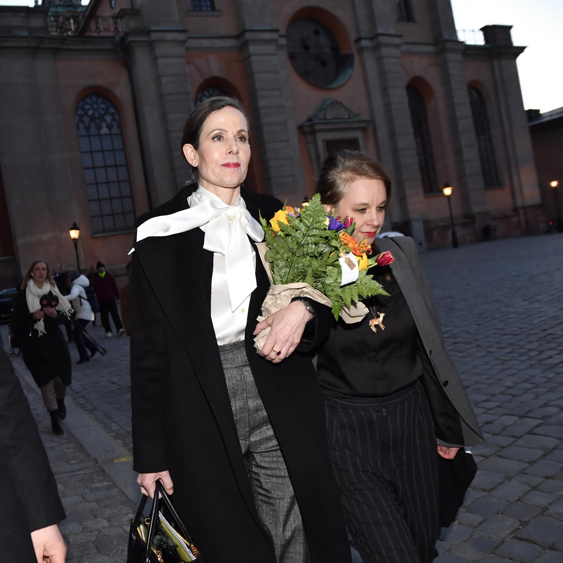 Sara Danius lämnar Börshuset i Gamla stan tillsammans med Sara Stridsberg efter Svenska Akademiens sammanträde på torsdagen.