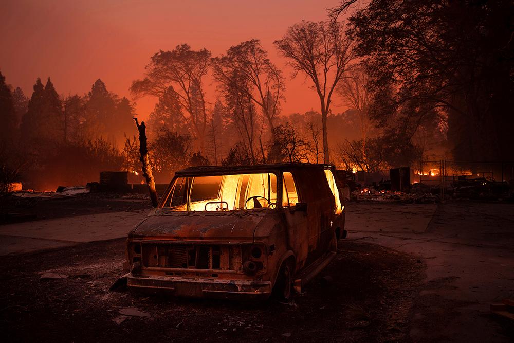 Två enorma skogsbränder härjar i Kalifornien.