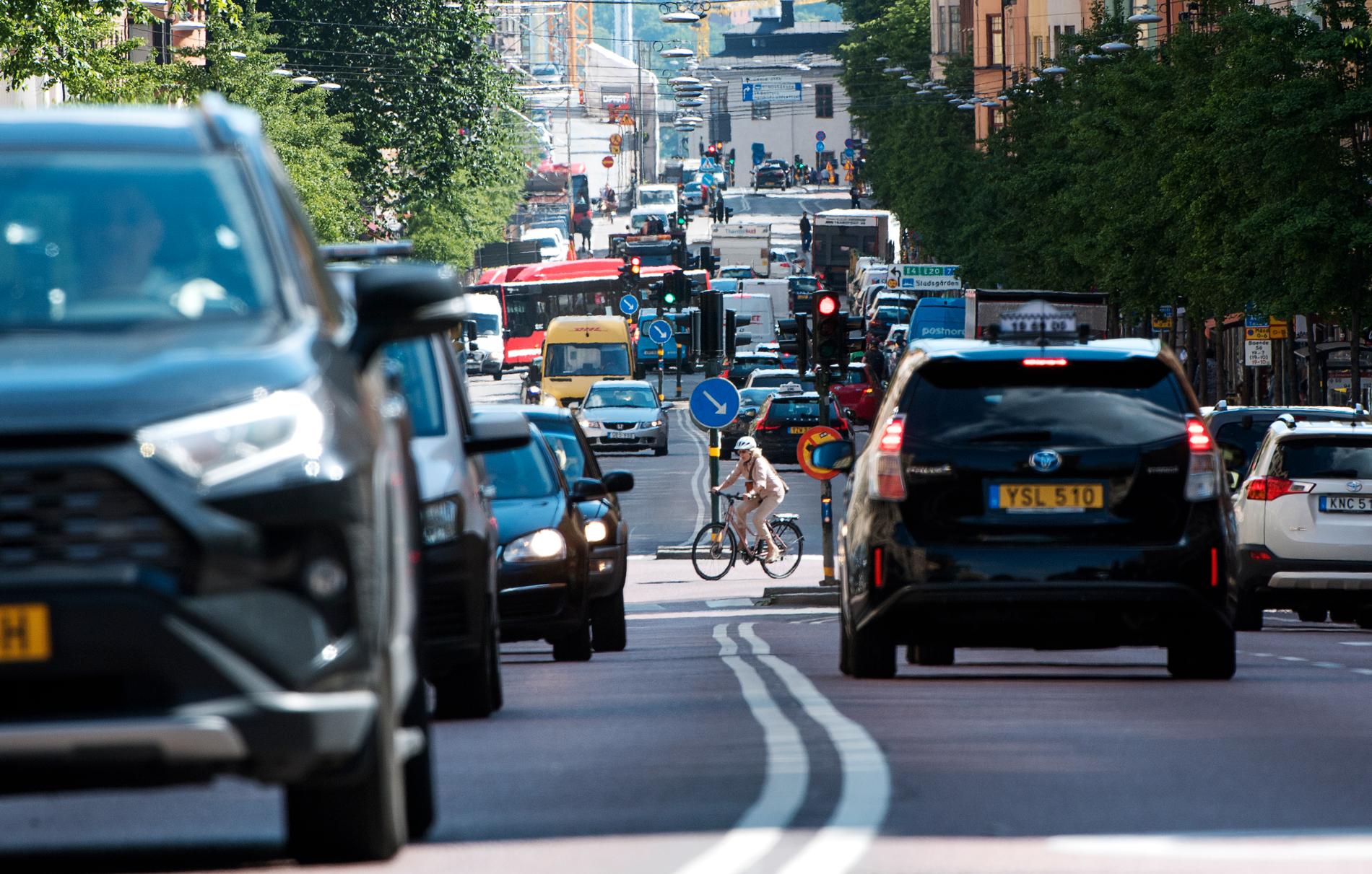 18 juni 2020. Trafiken börjar bli sig lik på Hornsgatan. 