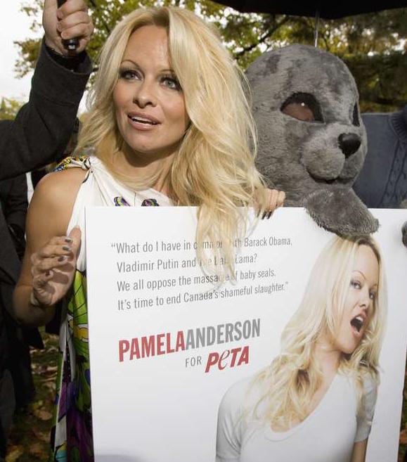 Skådespelerskan Pamela Anderson, här under en aktion för djurens rätt.