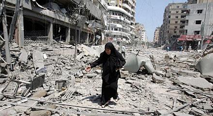 USA LÅTER KRIGET PÅGÅ En kvinna flyr från sitt sönderbombade hem i en av Beiruts shiitiska förorter.