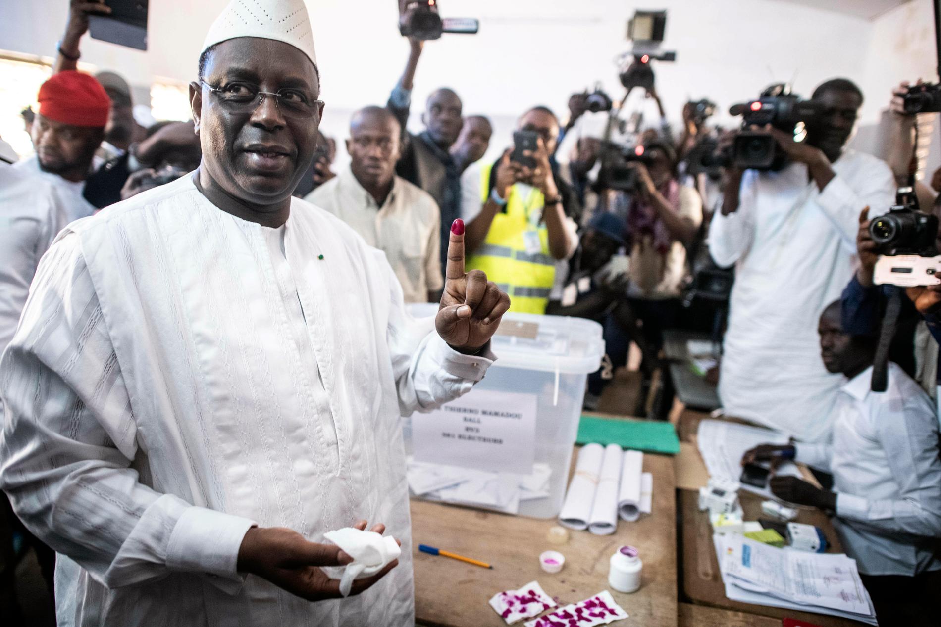 Senegals president Macky Sall i samband med att han röstade i helgens val. Arkivbild.