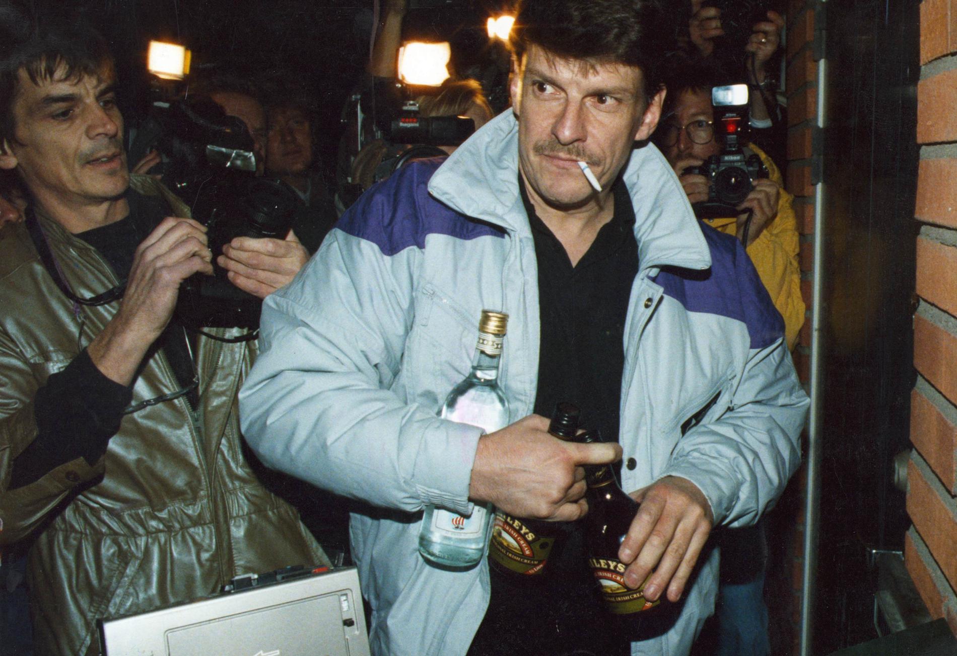 Christer Pettersson utanför sin lägenhet i Rotebro efter frisläppandet 1989. 