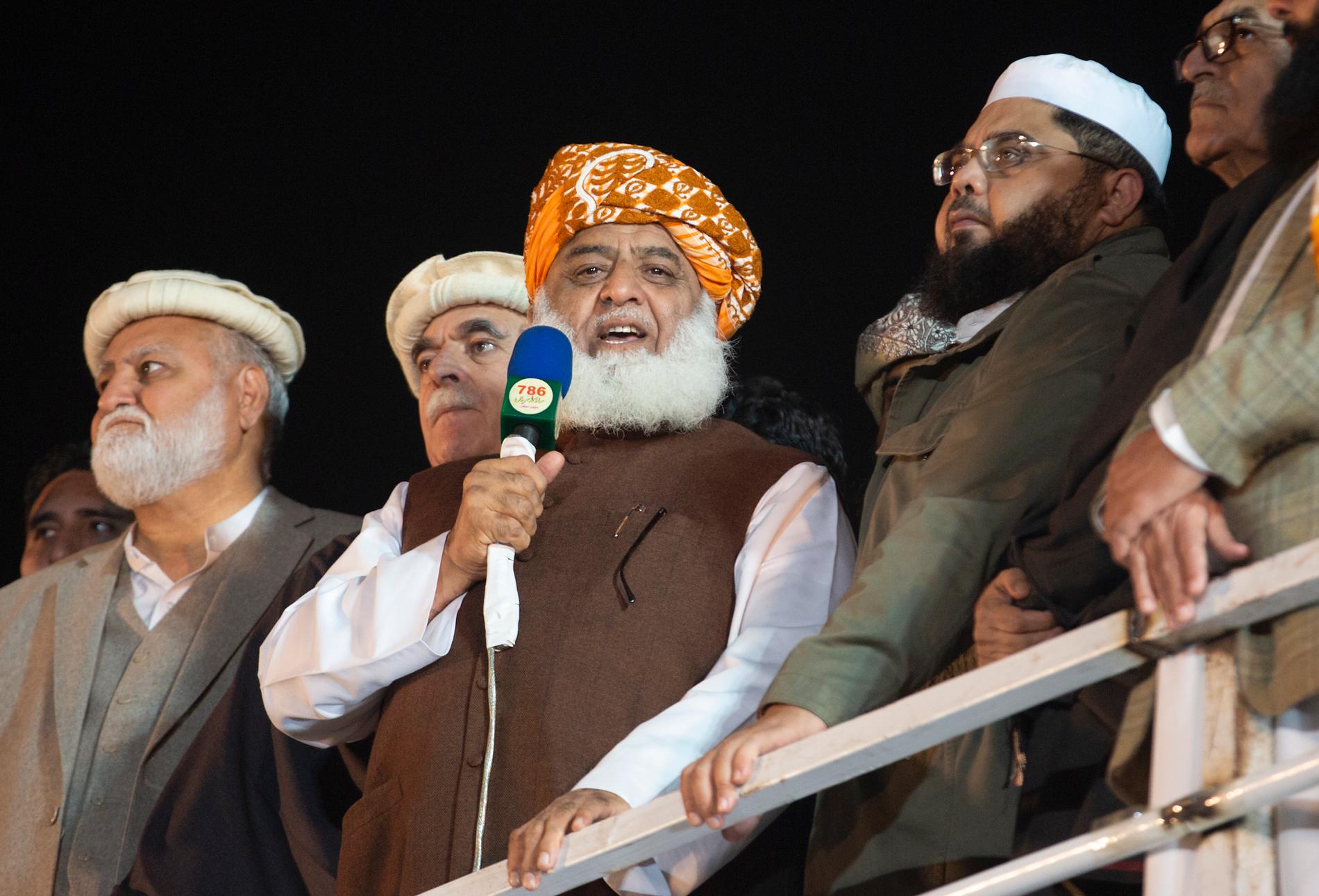 Islamistpartiet JUI-F:s ledare Maulana Fazlur Rehman meddelar sina anhängare att sittstrejken i Islamabad ska upplösas. Nu väntar "plan B" och vägblockade runt om i landet.