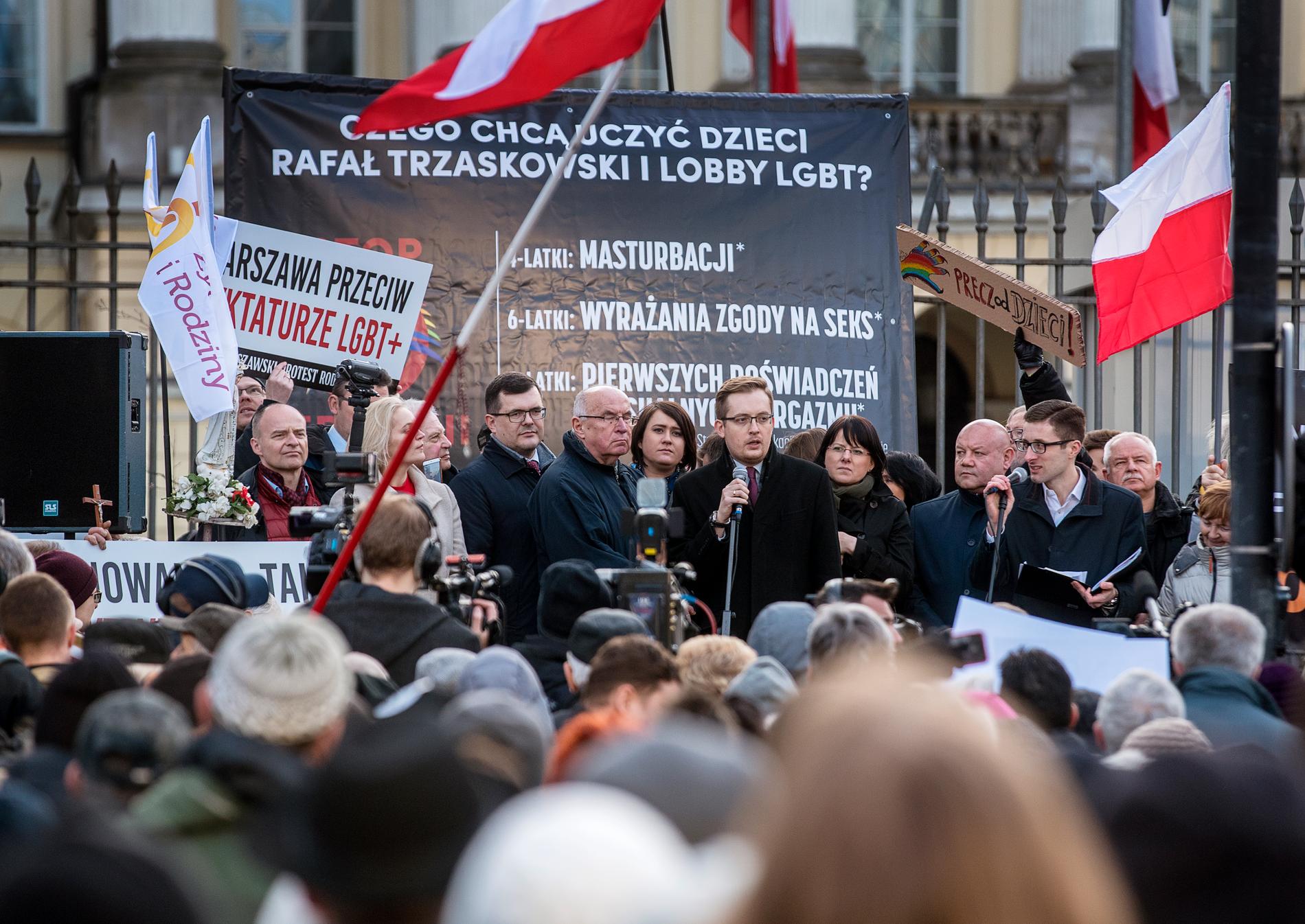 ”Polen, det är dags att vakna”, uppmanar parlamentsledamoten Robert Winicki från partiet Kukiz’15.