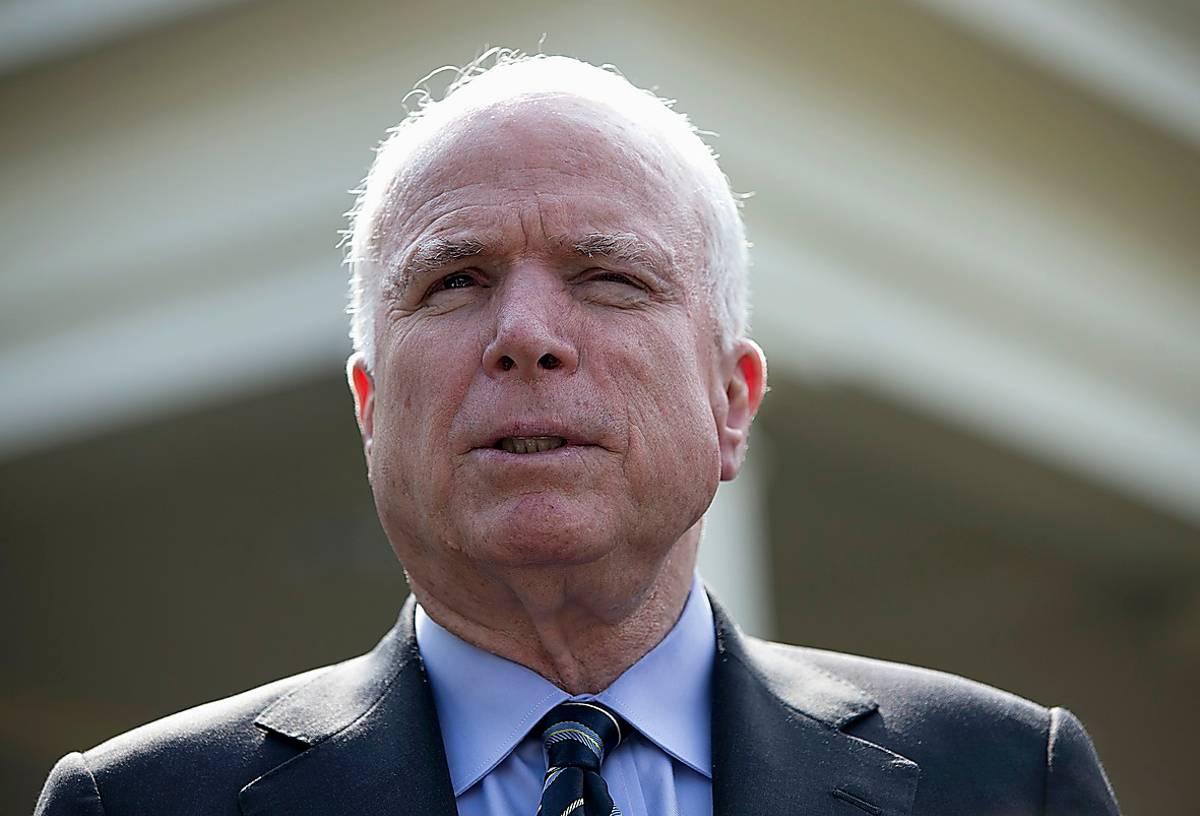 Flera senatorer bland andra John McCain varnar USA:s president Barack Obama ...
