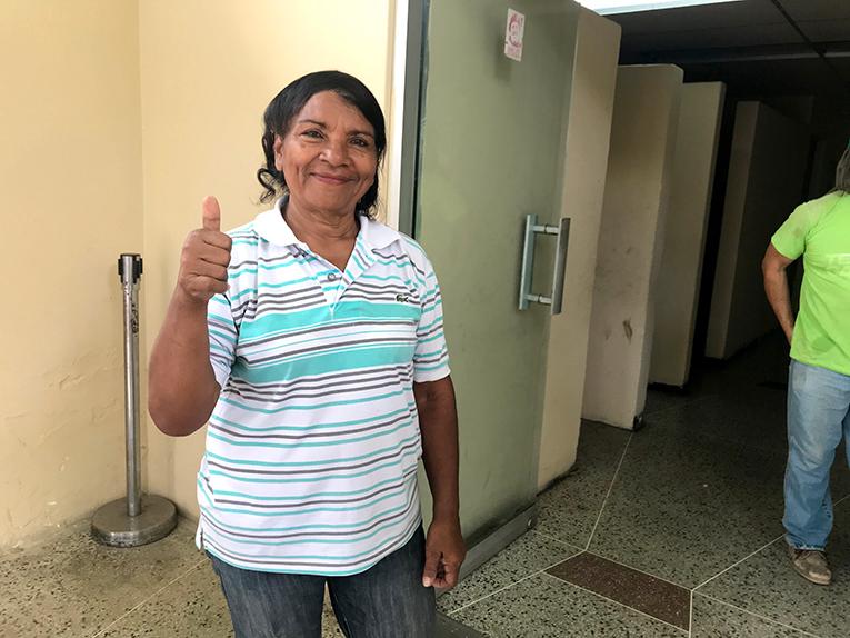 Maria Montezuma arbetar med folklig ekonomi och bor i Petare, Latinamerikas största slumområde. Hon hejar på Maduro och vill inte ha krig.