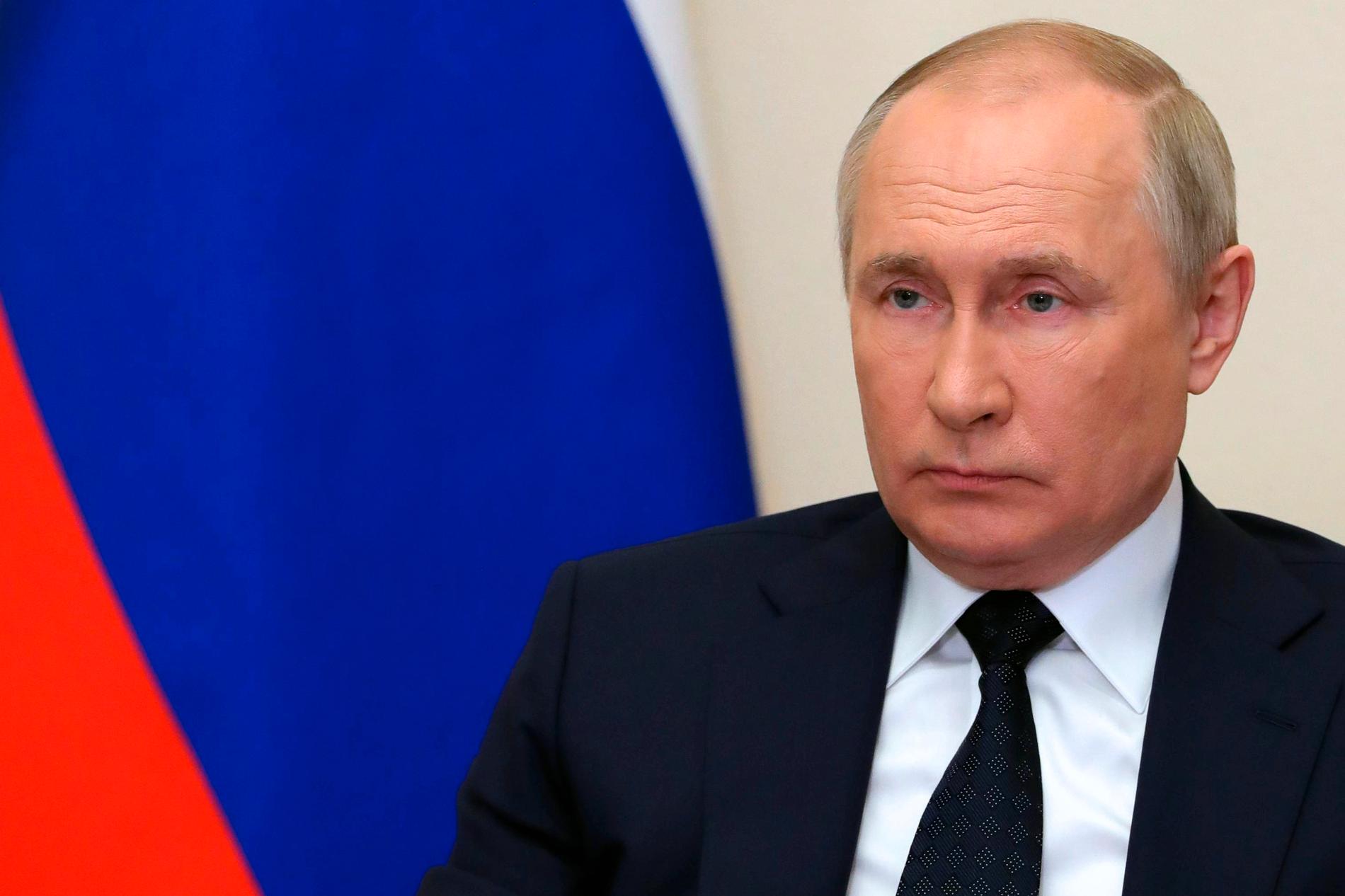 Bristen på vapen har satt Vladimir Putin i en logistisk knipa. 