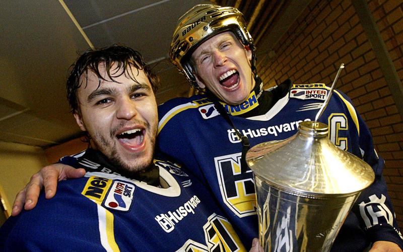 Davidsson firar sitt andra SM-guld, säsongen 2003/2004, med gode vännen Stefan Liv. Efter samma säsong fick Davidsson ”Guldpucken” – priset till svensk hockeys bäste spelare.