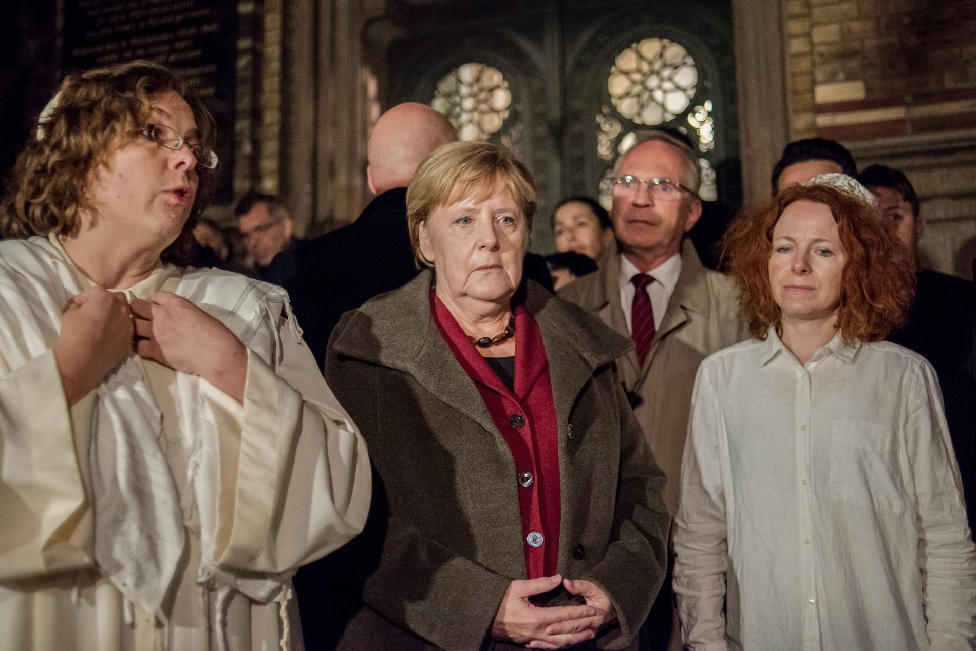 Tysklands förbundskansler Angela Merkel vid en högtidsstund i en synagoga i Berlin efter dådet i Halle.