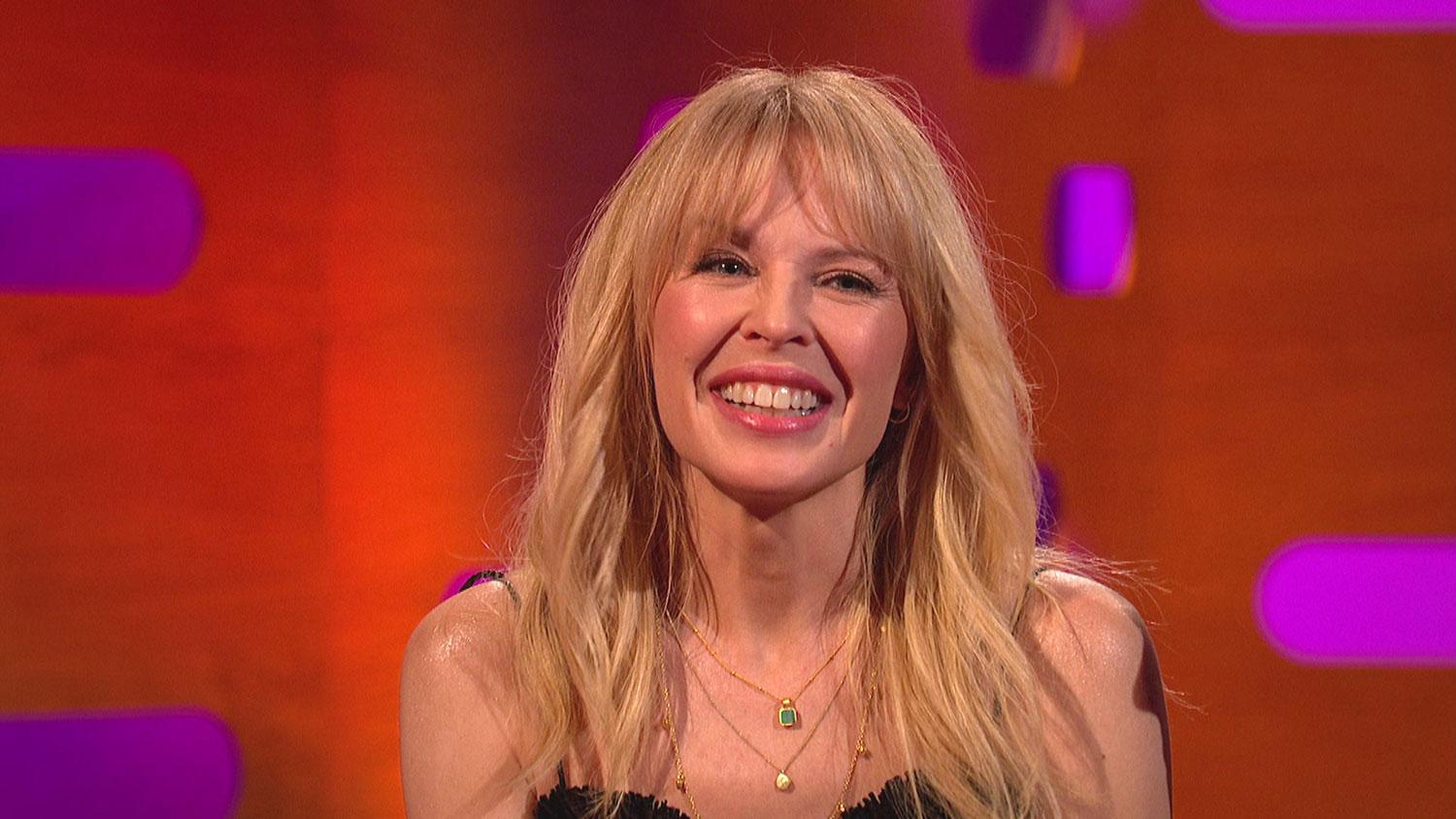 Kylie Minogue är en av gästerna i första avsnittet.