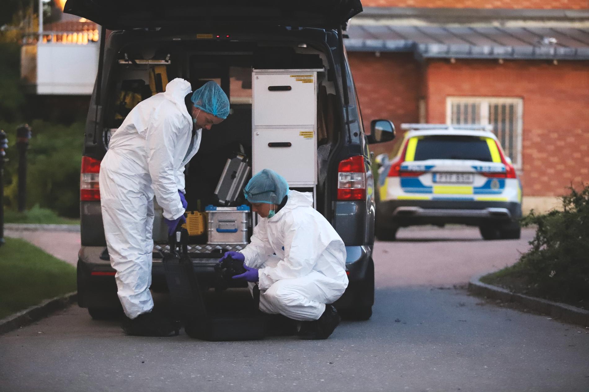 Polisens tekniker på plats i Rinkeby efter att en man och en kvinna i 70-årsåldern blivit knivskurna i en lägenhet.