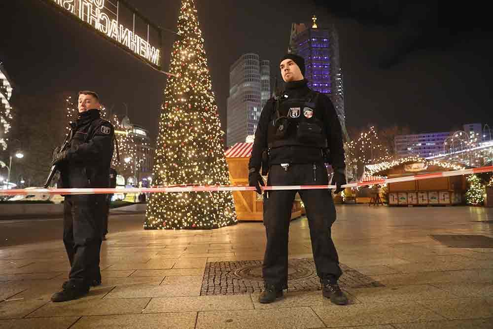 Tysk polis vid julmarknaden i Berlin