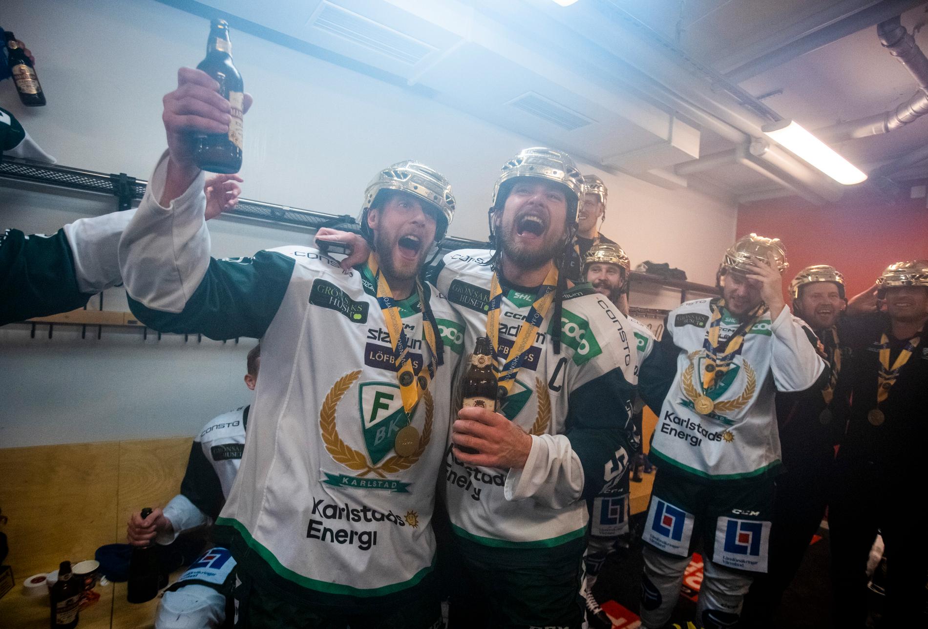 Färjestads Per Åslund och Linus Johansson firar SM-guldet.