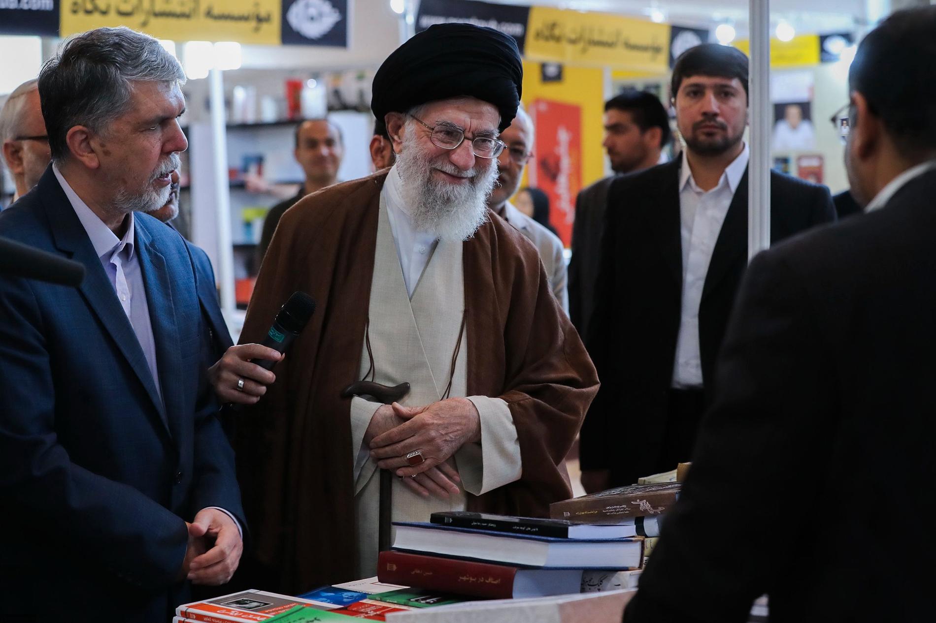 Ayatollah Ali Khamenei på bokmässan.