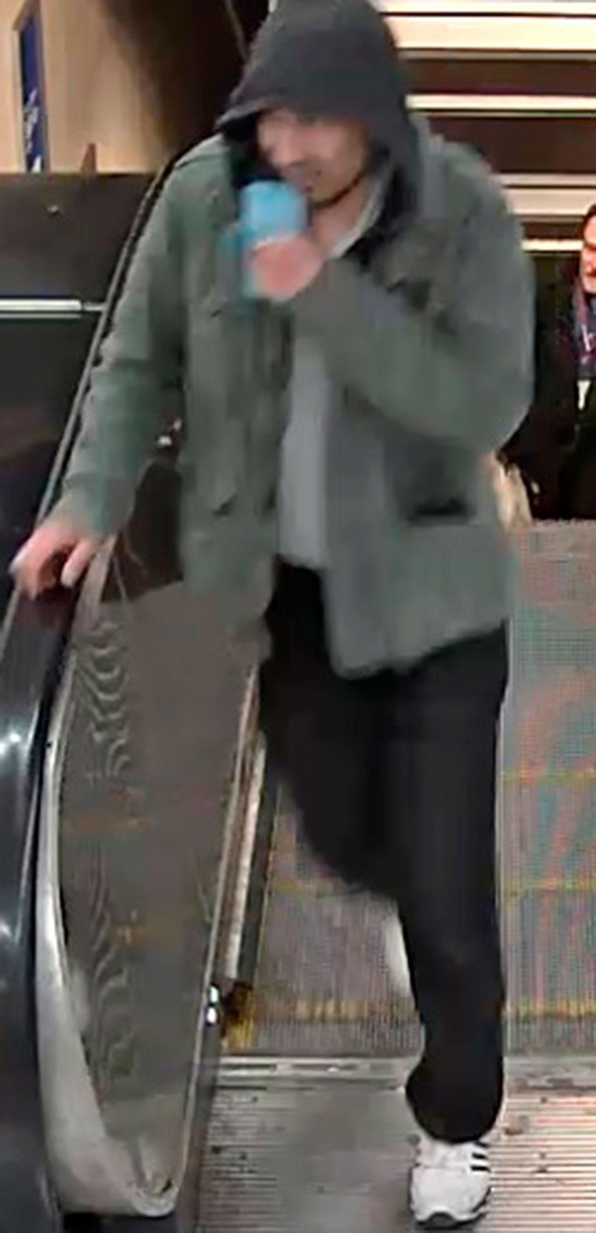 Polisens bild av den misstänkte i rulltrappan.