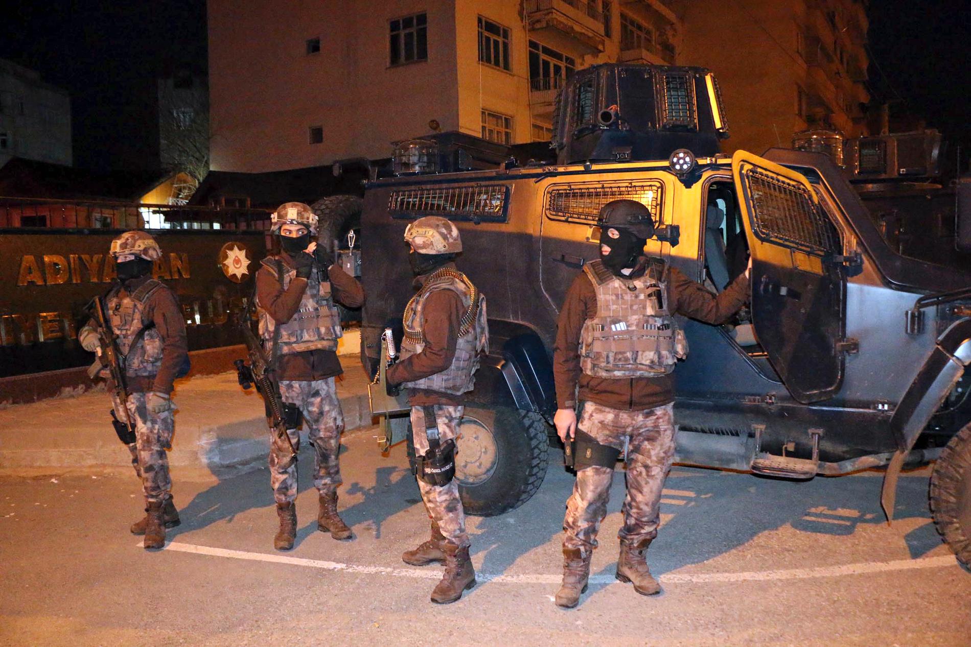 Över 400 misstänkta IS-terrorister har frihetsberövats i en rad  anti-terrorräder i Turkiet