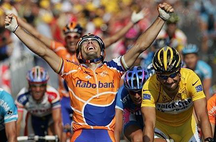 Oscar Freira går i mål på den femte etappen av Tour de France. Tom Boonen i den gula ledartröjan till höger i bild.
