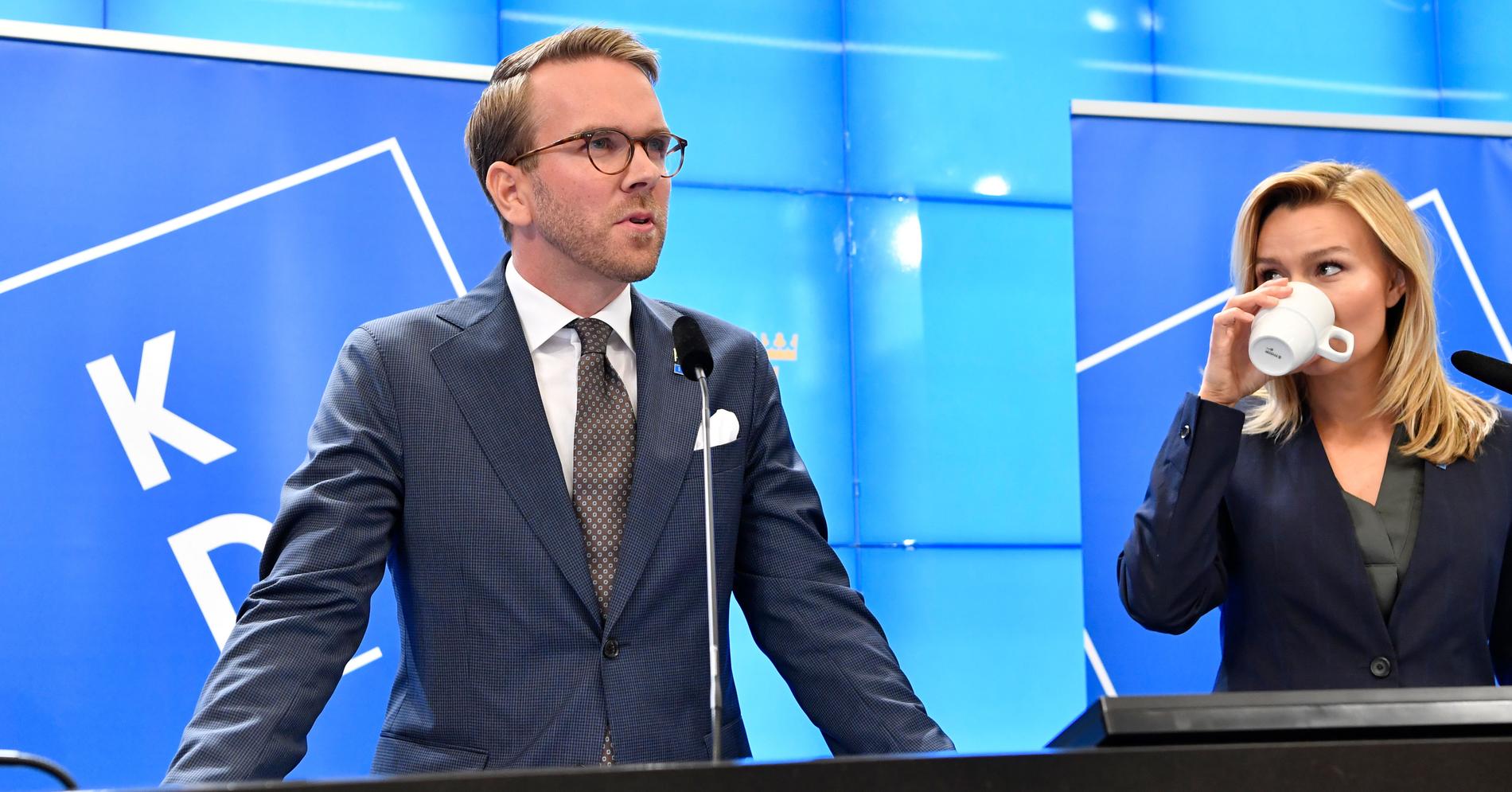 Andreas Carlson, KD, i riksdagen tillsammans med partiledare Ebba Busch. 