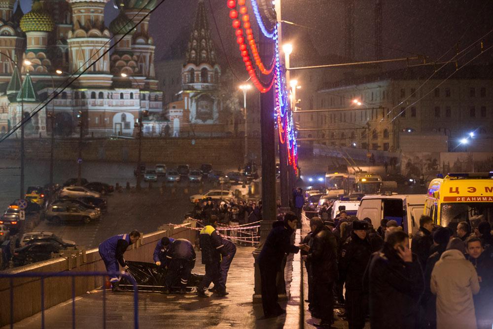 Mordplatsen strax efter att Boris Nemtsov skjutits ihjäl.