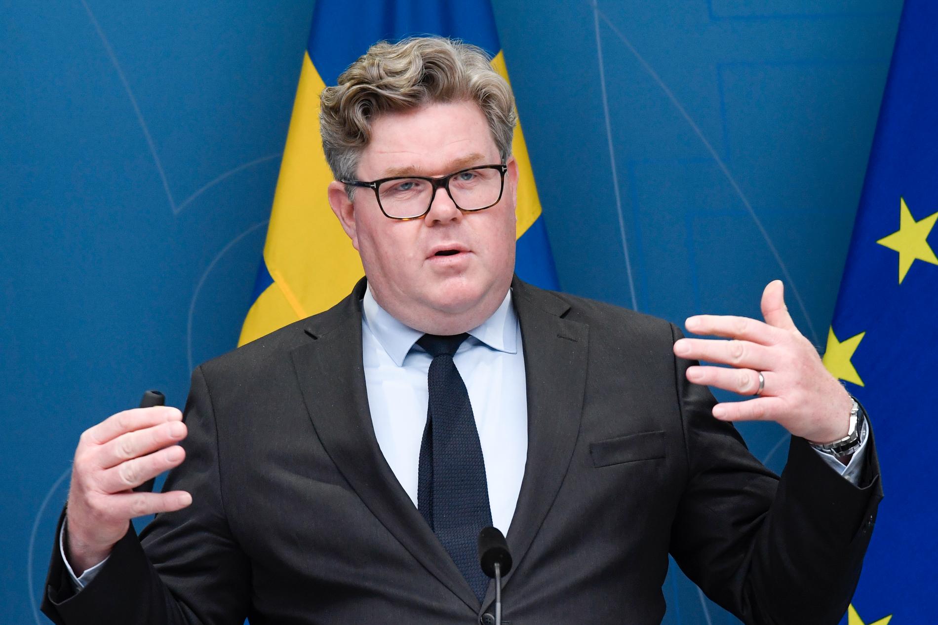 Polis ska utan konkreta brottsmisstankar kunna avlyssna för att förhindra att skjutningar och sprängningar sker, enligt justitieminister Gunnar Strömmer (M).