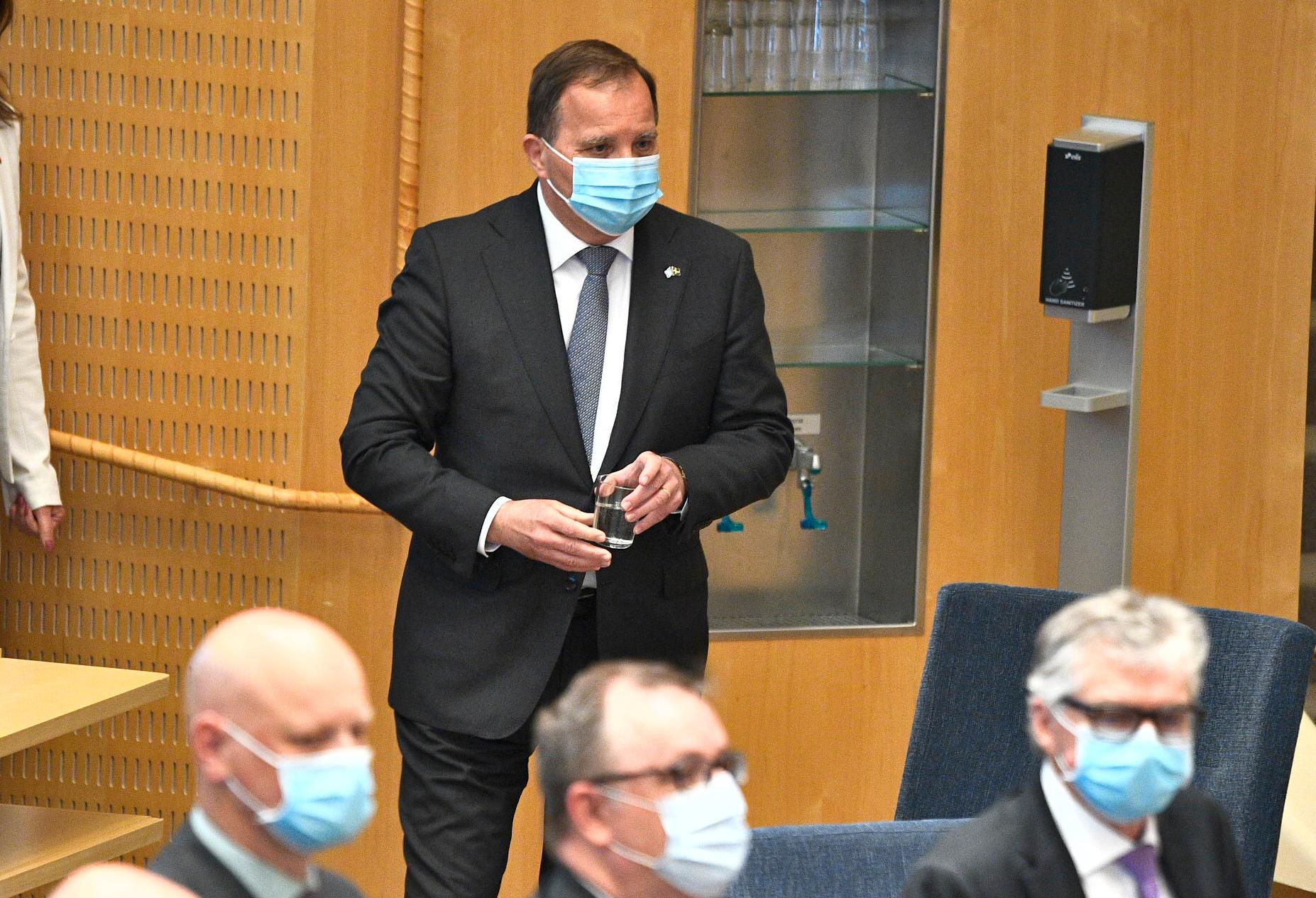 Statsminister Stefan Löfven (S) tar ett glas vatten i riksdagen inför misstroendeomröstningen. 