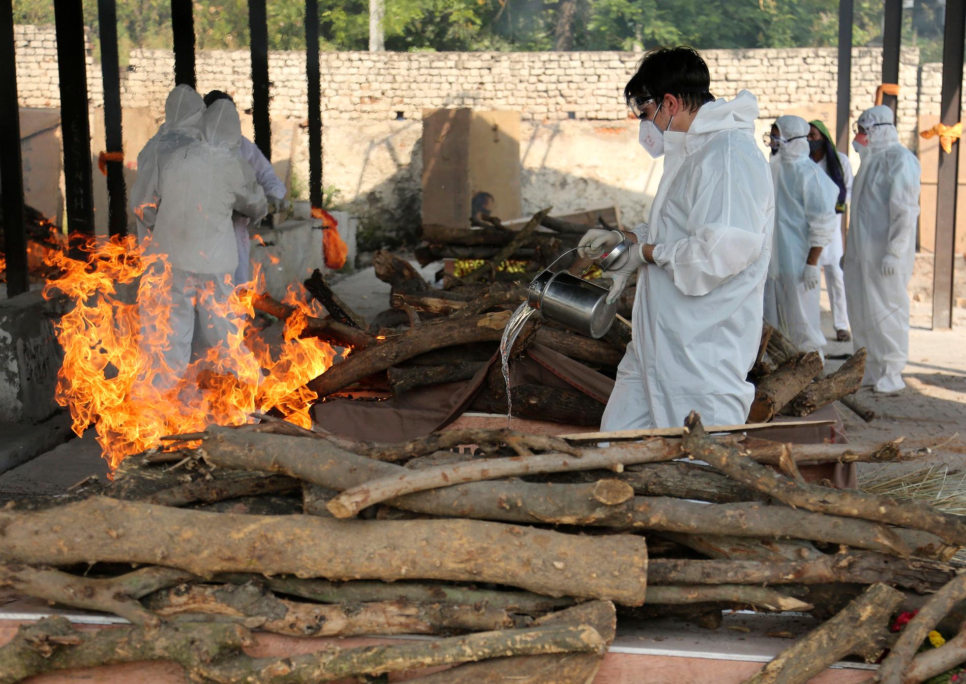 Anhöriga genomför en sista rit på ett krematorium i staden Jammu tidigare i april. 