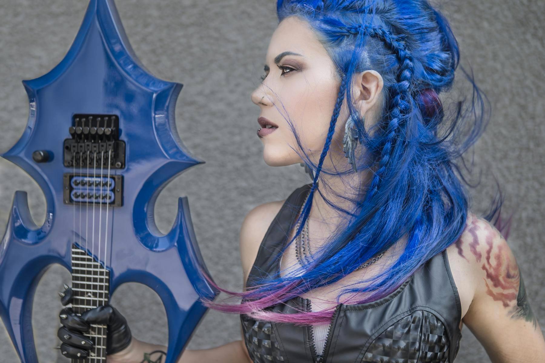 Arch Enemys färgstarka sångerska Alissa White-Gluz visar upp en ny sida av sig själv på gitarristen Mark Mortons kommande soloalbum ”Anesthetic”.