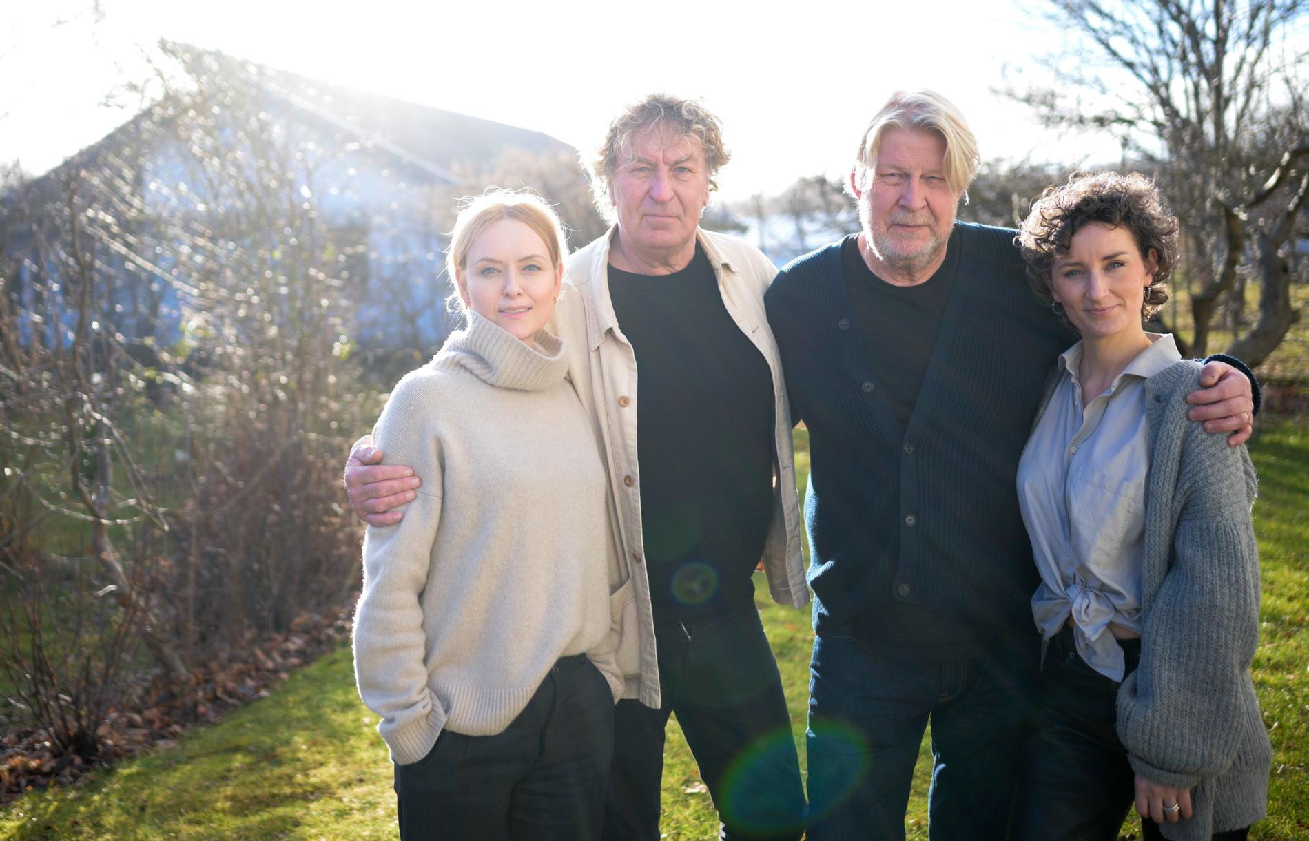 Inspelningen av "Kärleksbevis" har dragit igång på Österlen. Från vänster: Livia Millhagen, regissören Richard Hobert, Rolf Lassgård och Hedda Rehnberg.