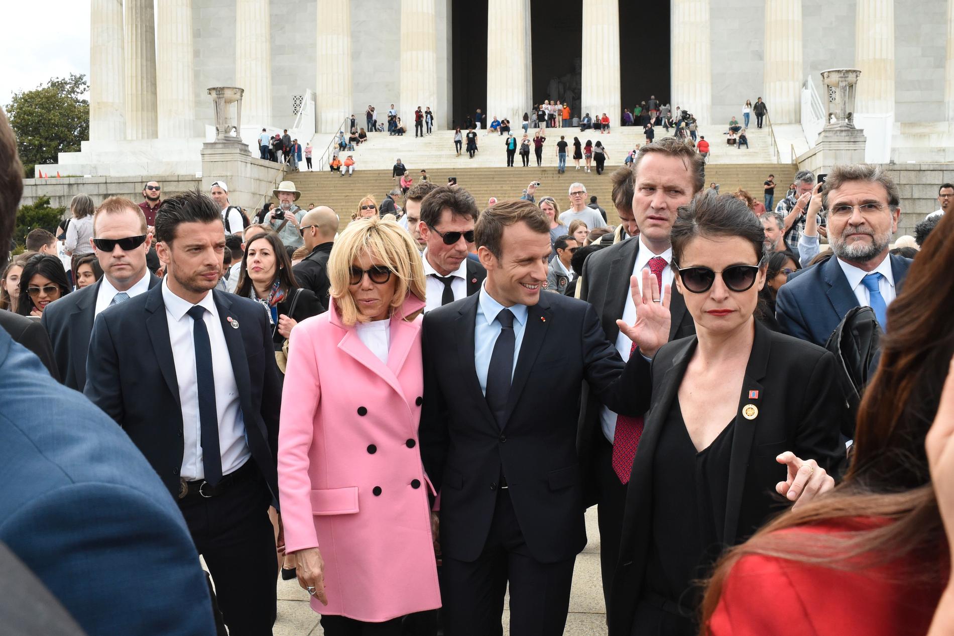Emmanuel Macron och Brigitte Macron vid Lincoln Memorial i Washington. 