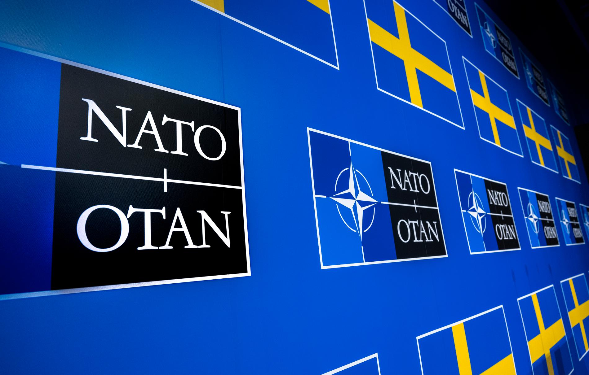Svenska flaggan och Natos emblem under NATO Industry Forum i Stockholm, 25 oktober 2023.