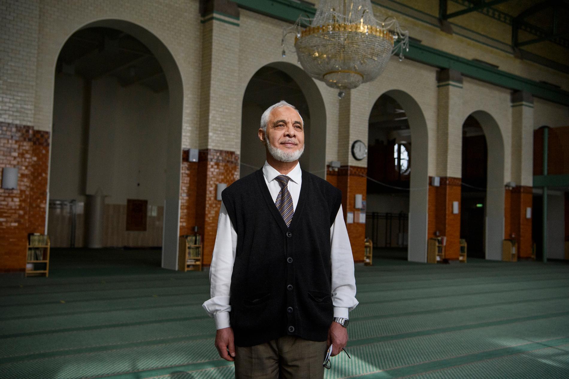Mahmoud Khalfi, imam och direktör vid Stockholms moské, tycker det är tråkigt att se helgedomen stå tom.