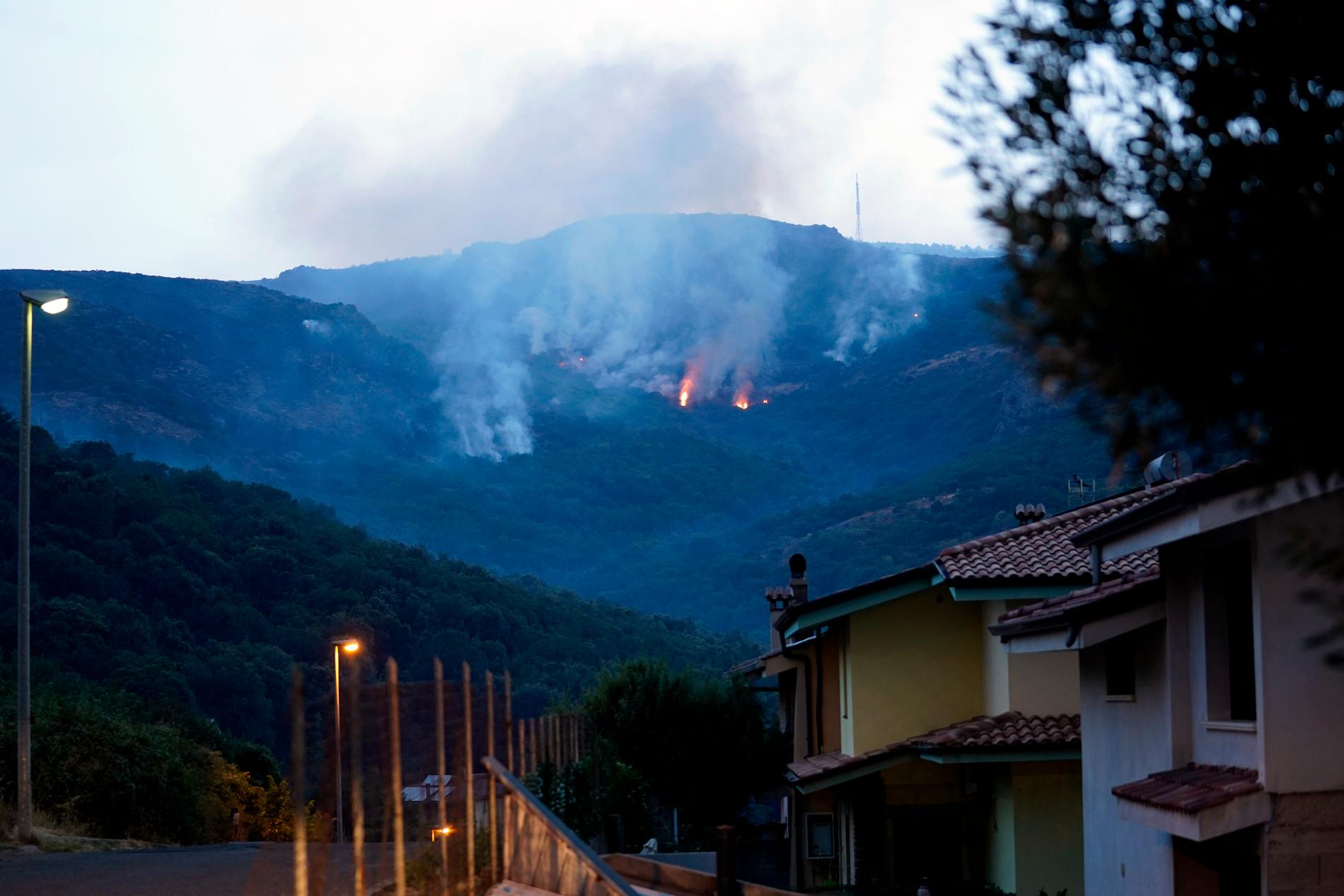 Kraftiga bränder rasar i regionen Oristano på Sardinien.