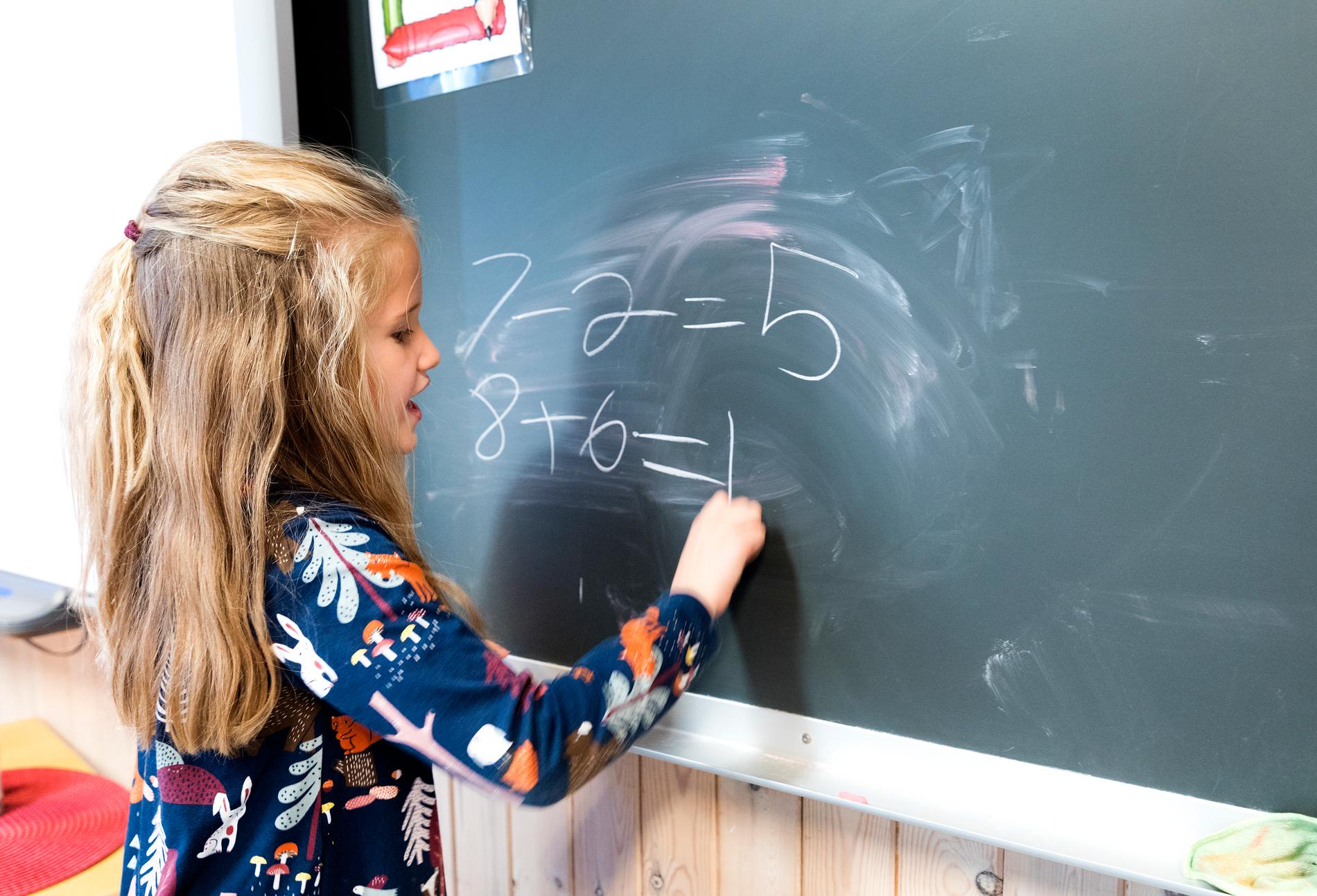 Flickor har bättre skolresultat än pojkar i 285 av Sveriges 290 kommuner.