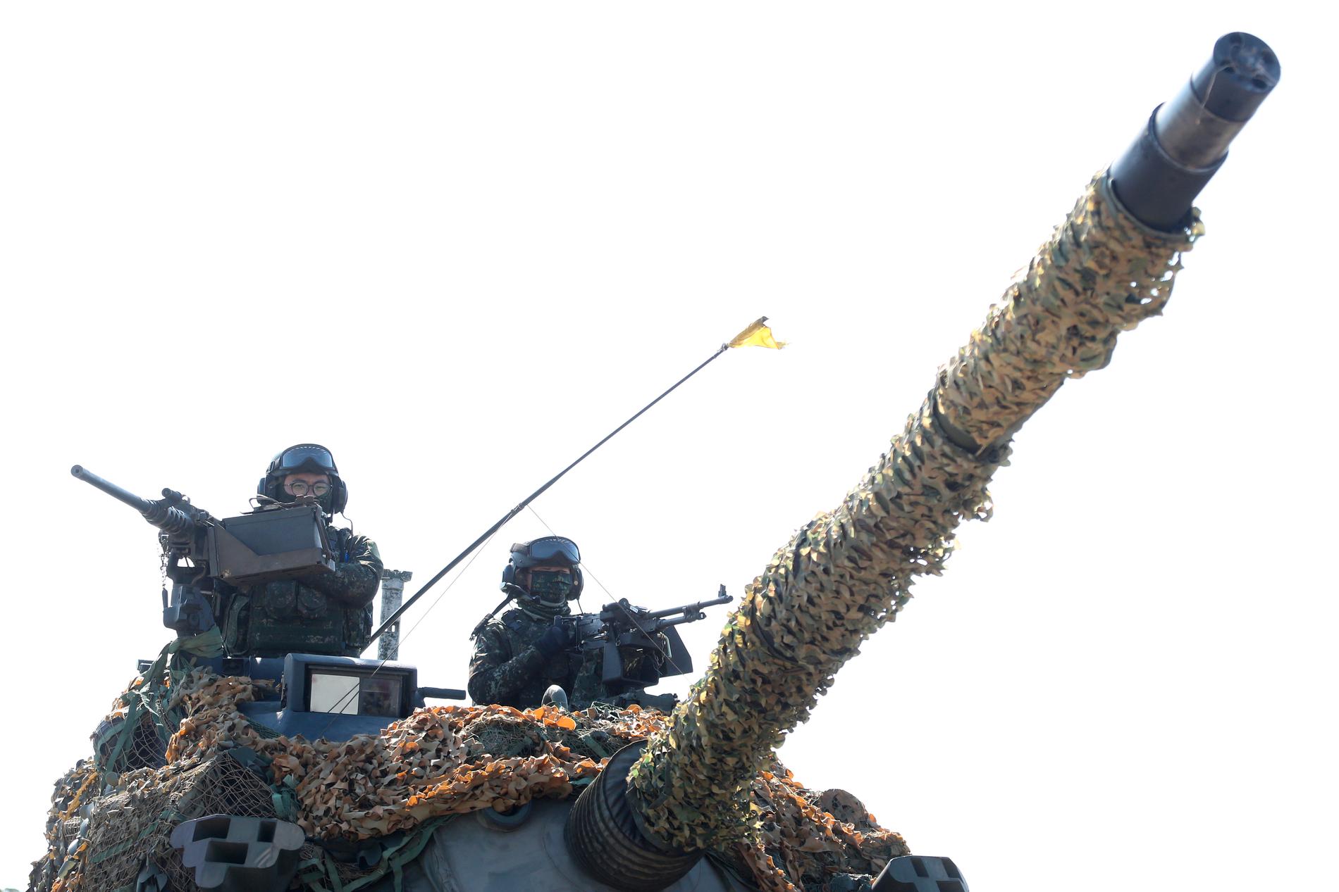 Två soldater i en stridsvagn under en militärövning i norra Taiwan i tisdags.